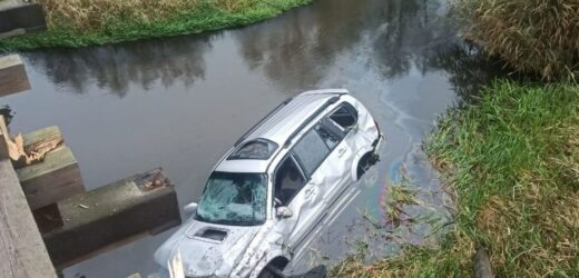 Samochód wpadł do Warty z oblodzonej drogi. IMGW ostrzega