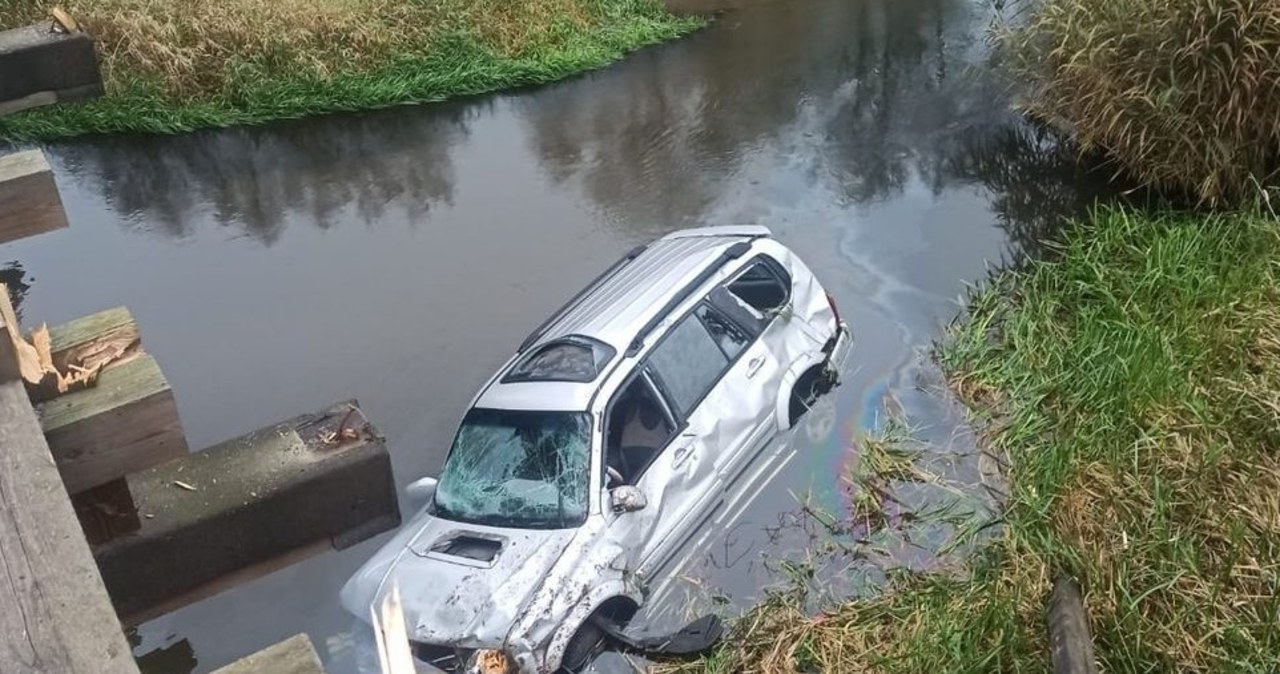 Samochód wpadł do Warty z oblodzonej drogi. IMGW ostrzega