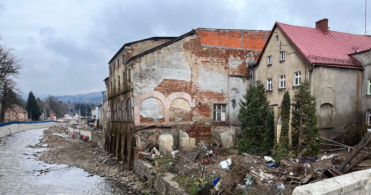 Brak rąk do pracy, oczekiwanie na wypłatę pieniędzy. Mijają dwa miesiące od powodzi