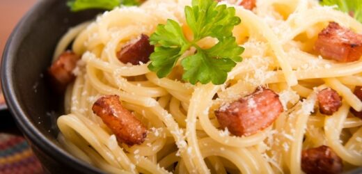 Uznajemy go za idealny dodatek do makaronu. Przez niego obiad ocieka tłuszczem i kaloriami