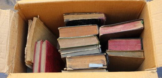 Dokładnie przejrzyj domową biblioteczkę. Te książki z PRL-u są warte fortunę
