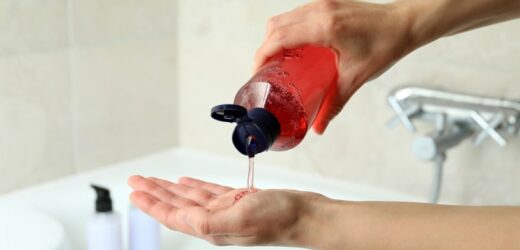 Groźna bakteria w popularnym żelu pod prysznic. Masz go w łazience?