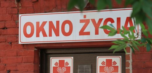 Dwudniowy chłopczyk w oknie życia w Siedlcach