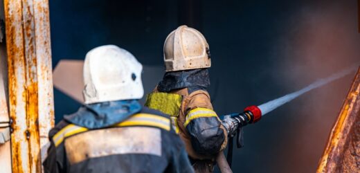 Duży warsztat samochodowy w ogniu. Pożar w Zielonej Górze