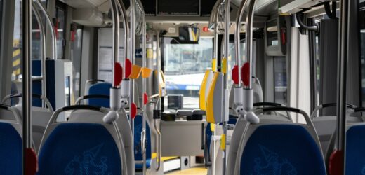 Autobus spóźniony o 107 minut. Kłopoty pasażerów w Krakowie