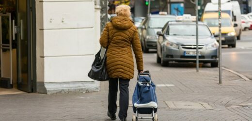 Obciążają kręgosłup i powodują ból pleców. Torby na kółkach nie tak bezpieczne, jak się wydaje