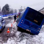 Podmiejski autobus wjechał w słup. Kierowca próbował uniknąć zderzenia