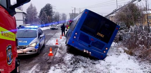 Podmiejski autobus wjechał w słup. Kierowca próbował uniknąć zderzenia