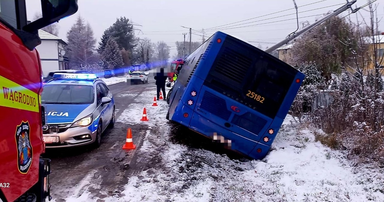 Podmiejski autobus wjechał w słup. Kierowca próbował uniknąć zderzenia