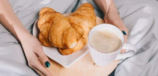Trzy najgorsze śniadania dla osób o podwyższonym cholesterolu. Tych dań muszą unikać