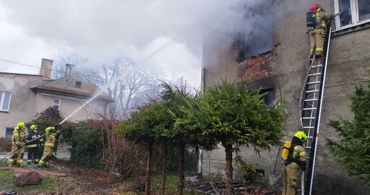 Pożar kamienicy na Warmii. Trwają poszukiwania jednej osoby