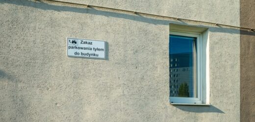 Zakaz parkowania auta tyłem do budynku. Czy grozi nam za to mandat?