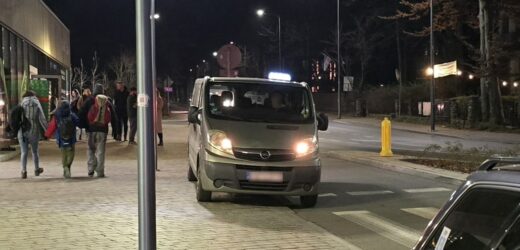 ​Miał 3-krotny zakaz prowadzenia pojazdów. W Zakopanem czekał na klientów w busie taxi