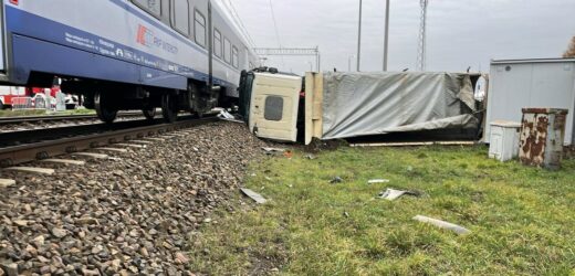 Ciężarówka wjechała pod pociąg. Jechało nim 125 osób