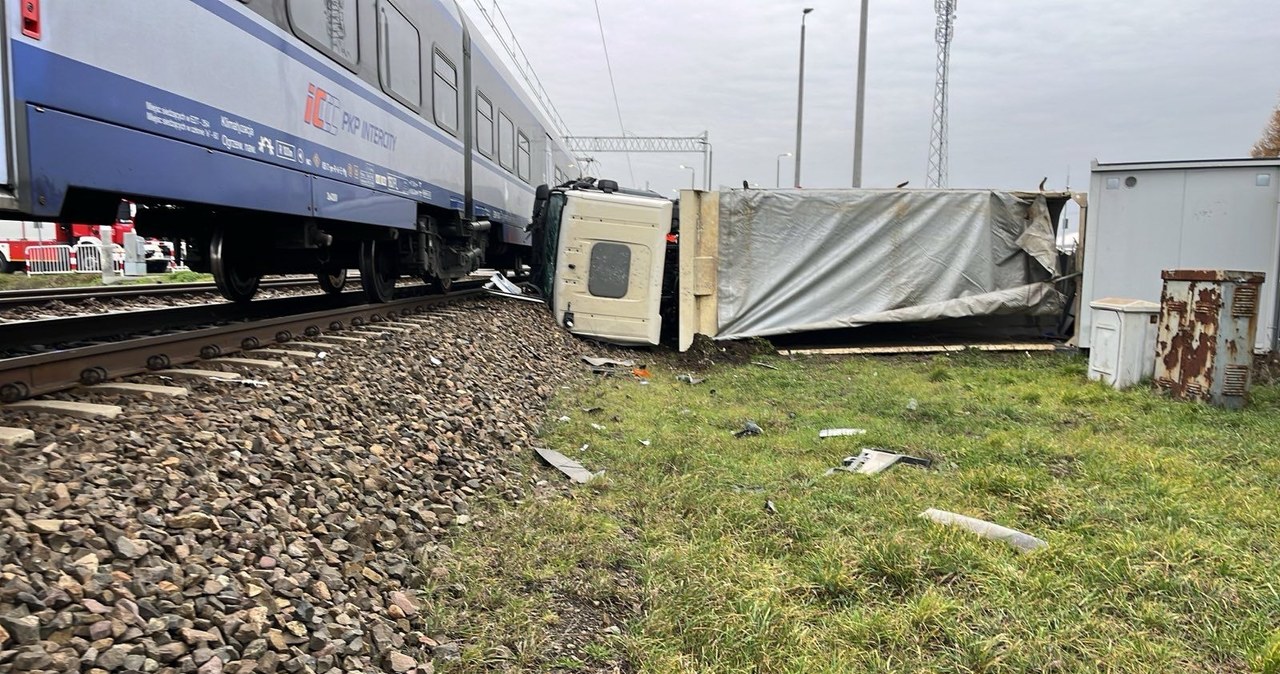 Ciężarówka wjechała pod pociąg. Jechało nim 125 osób