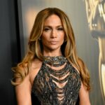 Jennifer Lopez śmiało eksponuje nogi w mini. 55-latka zdumiewa