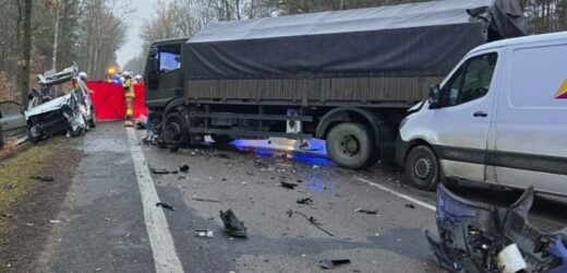 Wypadek z udziałem wojskowej ciężarówki. Jedna osoba nie żyje