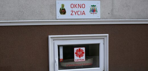 Chłopiec w oknie życia. Niemowlę jest całe i zdrowe