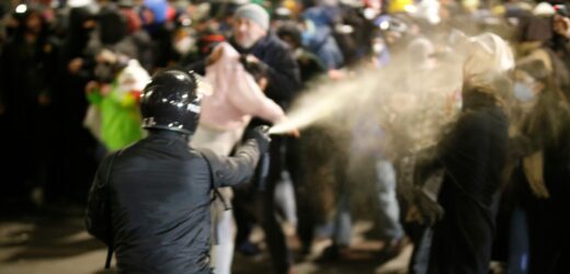 ​Barykady i ogniska na ulicach Tbilisi. Wielu rannych po starciach z policją