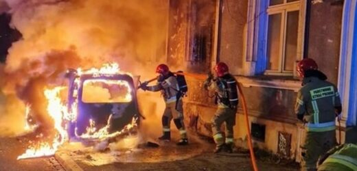 Spłonął samochód w Krakowie. Zagrożona była kamienica