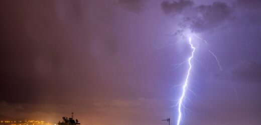 Sztorm Bora przechodzi przez Grecję. Jedna osoba zginęła