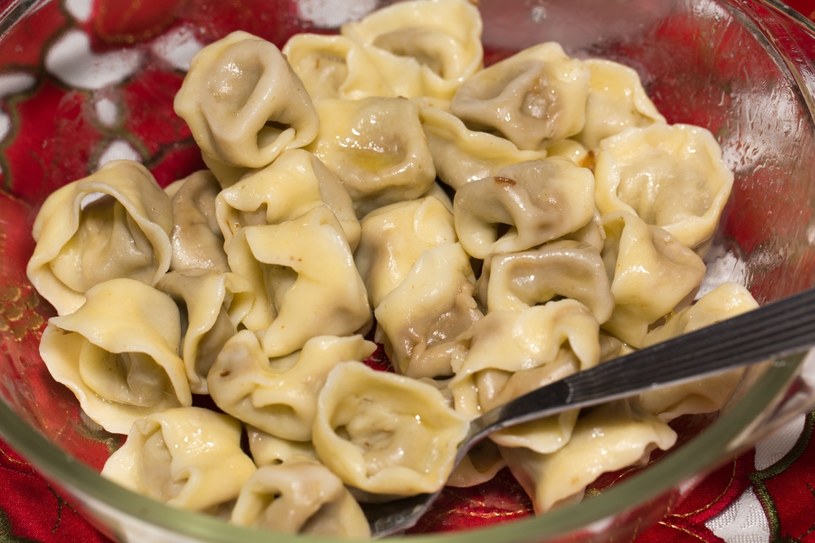 Jak zrobić ciasto na uszka, żeby było miękkie? Dodaj ten sekretny składnik