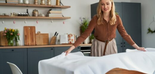 Wyszczotkuj delikatnie obrus domową mieszanką. Biel będzie biła po oczach
