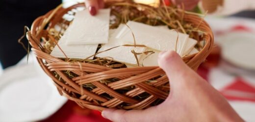 Tradycyjny opłatek wigilijny kupisz tylko tam. Księża wskazują na ważną kwestię