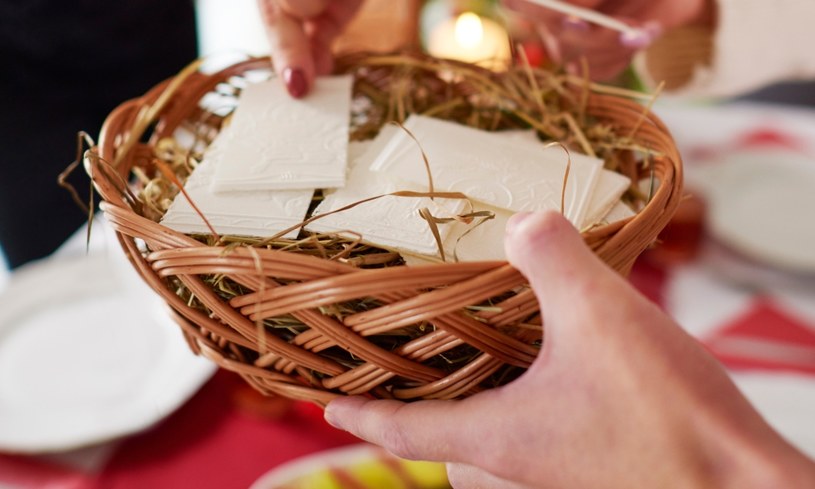 Tradycyjny opłatek wigilijny kupisz tylko tam. Księża wskazują na ważną kwestię