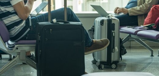 Samolotem po Polsce. Coraz więcej Polaków wybiera je zamiast pociągów. Kuszą wygodą i cenami