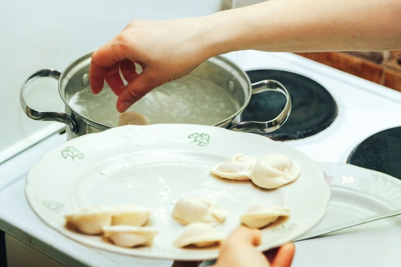 Jak gotować mrożone pierogi? Istotna jedna zasada. W przeciwnym razie zamienią się w „papkę”