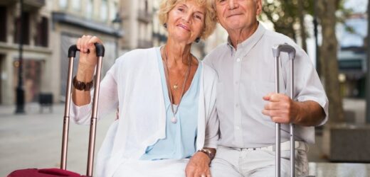 Seniorzy pokochali nowy trend. Odwiedzają pięć miejsc na świecie