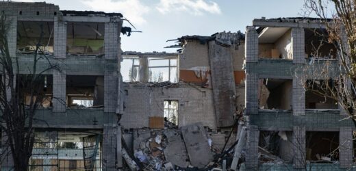​Dron zrzucił bombę na minibus w Chersoniu. Są zabici