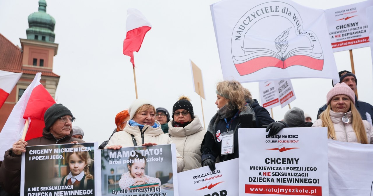 „Tak dla edukacji, nie dla deprawacji”. Manifestacja w Warszawie