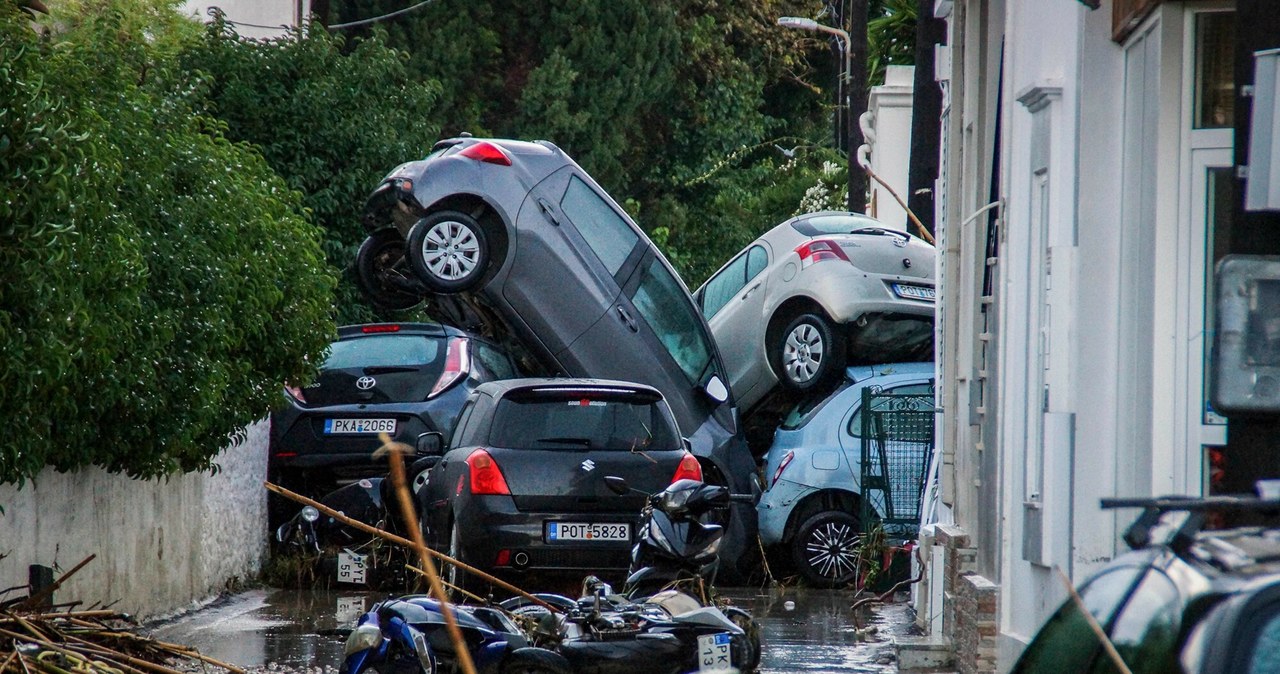 Rodos pod wodą. Zalane ulice, zakaz ruchu i uwięzieni ludzie
