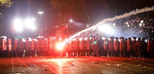 „Niebo wygląda jak w noc sylwestrową”. Gorąco przed gruzińskim parlamentem