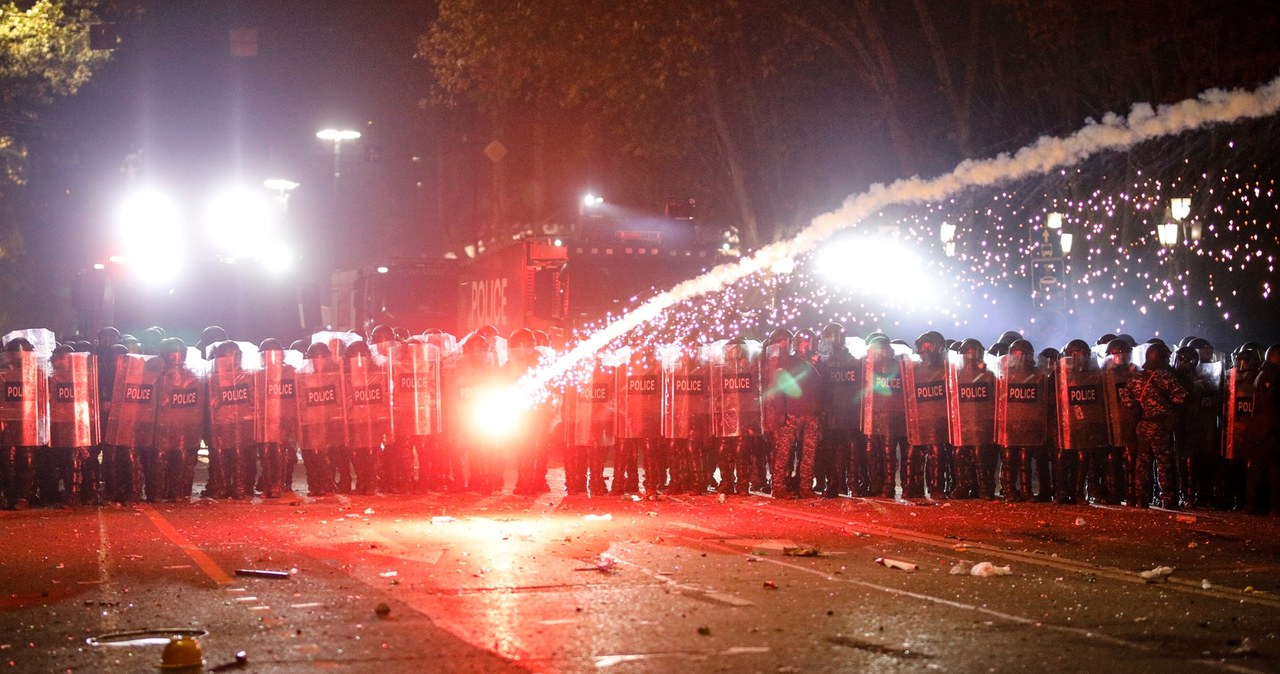 „Niebo wygląda jak w noc sylwestrową”. Gorąco przed gruzińskim parlamentem