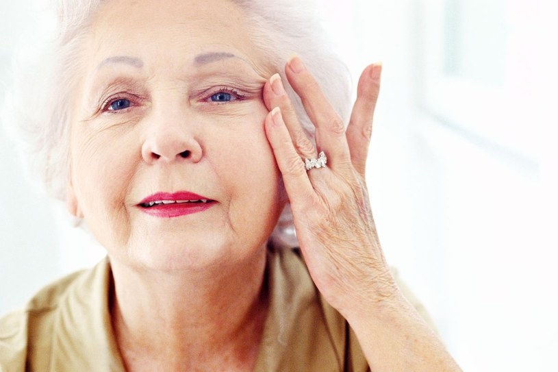 Jak podnieść powieki domowymi sposobami? Naturalne metody na piękne spojrzenie