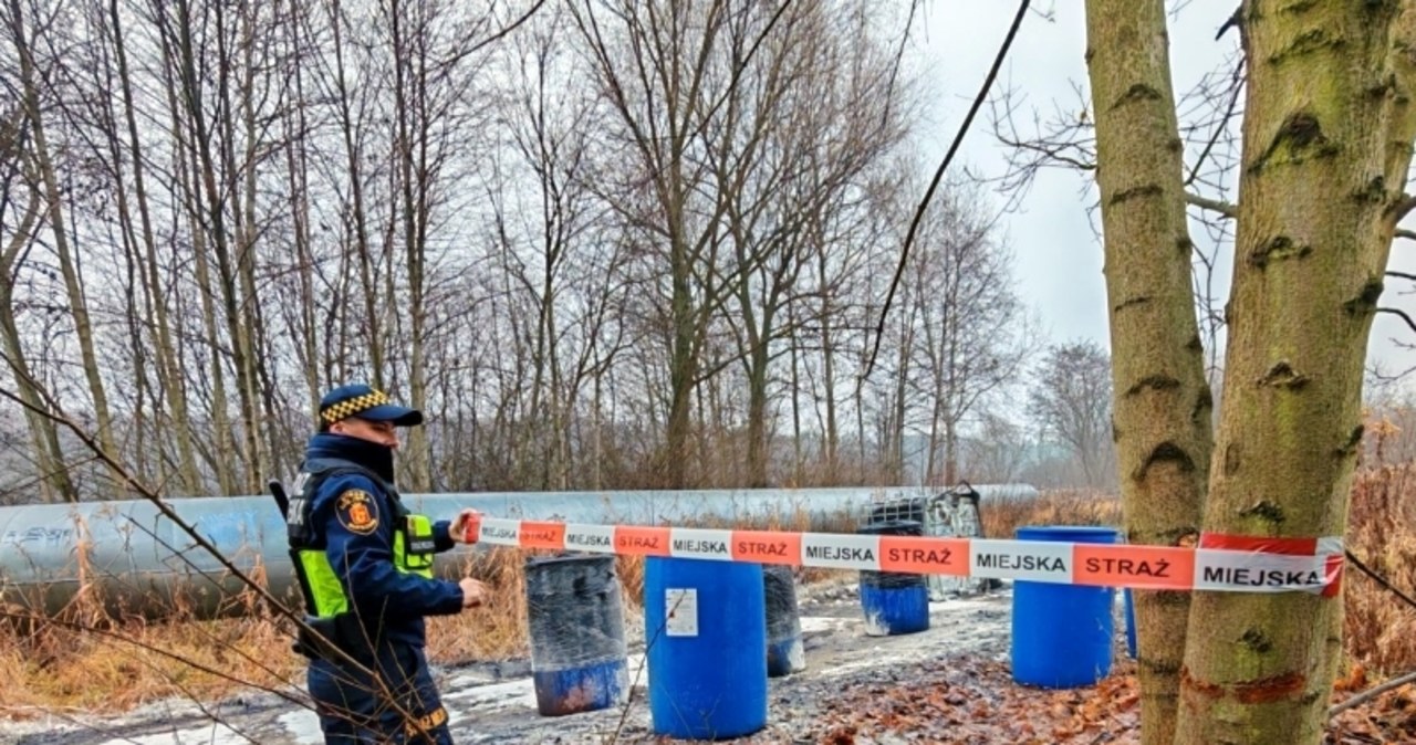 Niebezpieczne znalezisko na warszawskim Targówku. W beczce kwas siarkowy