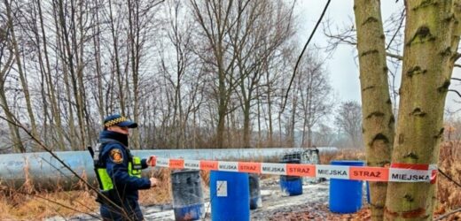 Niebezpieczne znalezisko na warszawskim Targówku. W beczce był kwas siarkowy
