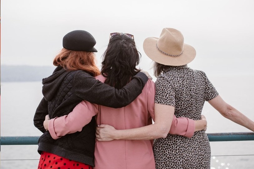 Duet, trzy, a może pięć? Poznaj idealną, według kobiet, liczbę przyjaciółek