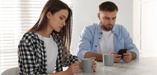Breadcrumbing, czyli „okruchy miłości”. Uważaj na toksyczną manipulację