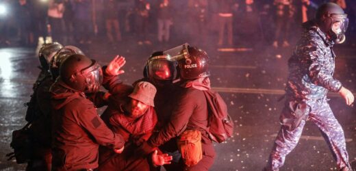 Strumienie wody, huk petard, chmury gazu łzawiącego. Relacja reportera RMF FM z Tbilisi