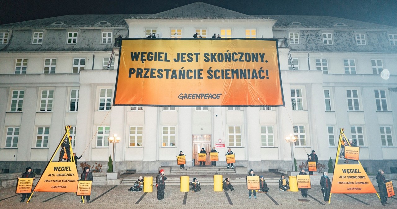 „Węgiel jest skończony”. Akcja Greenpeace Polska przy siedzibie resortu