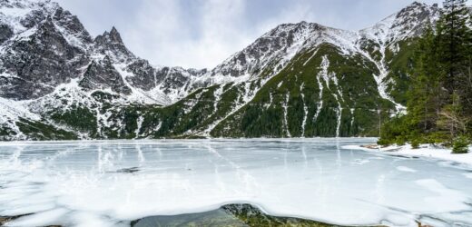 Tatrzańskie stawy zamarzają. Wchodząc, ryzykujesz życiem