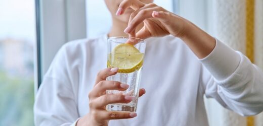 Czy picie wody z cytryną rano faktycznie jest zdrowe? Ekspertka rozwiewa wątpliwości