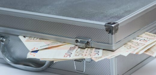 Wybili szybę w aucie i ukradli walizkę z 60 tys. euro. Policja szuka rabusiów