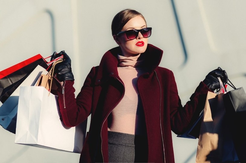 Kupują luksusową torebkę, stosują „girl math” i jeszcze na tym zarabiają?