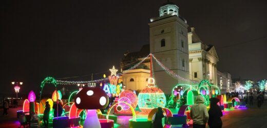 Świąteczne iluminacje w stylu retro rozświetliły Warszawę