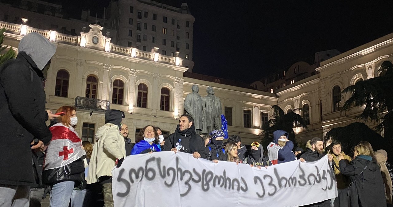 „Nie prowokować policji”. Kolejna noc protestu w Tbilisi – relacja wysłannika RMF FM